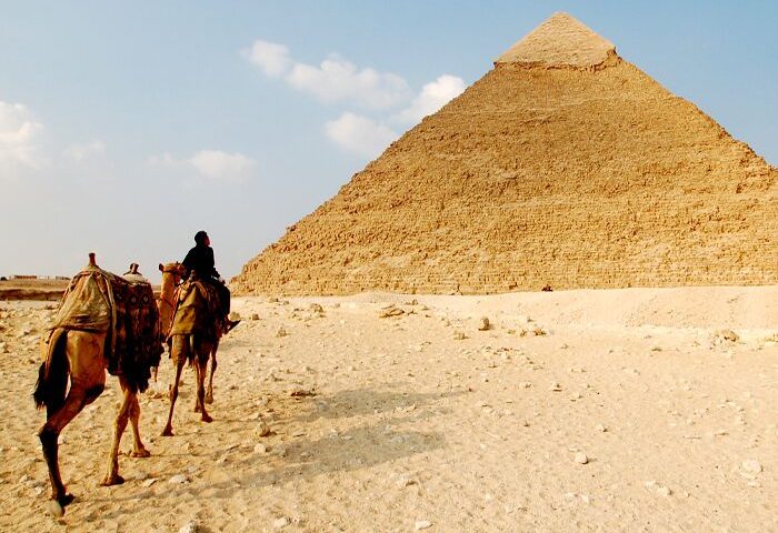 pyramid of khafre at giza 700x500